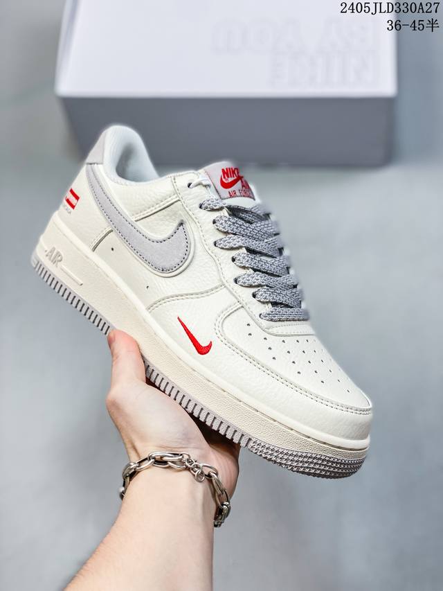 公司级耐克nike Air Force 1 Low 空军一号低帮百搭休闲运动板鞋。柔软、弹性十足的缓震性能和出色的中底设计，横跨复古与现代的外型结合，造就出风靡