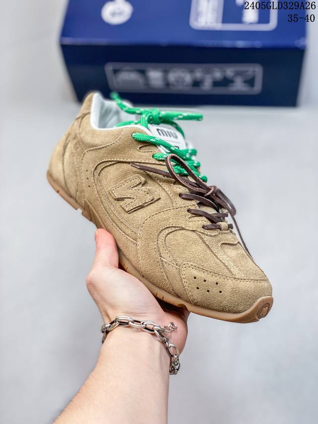 Miumiu X New Balance 530系列 意大利奢侈品牌 缪缪联名款低帮经典复古休闲运动慢跑鞋 鞋款采用解构和轻盈的设计，彷旧的布料包覆着 New