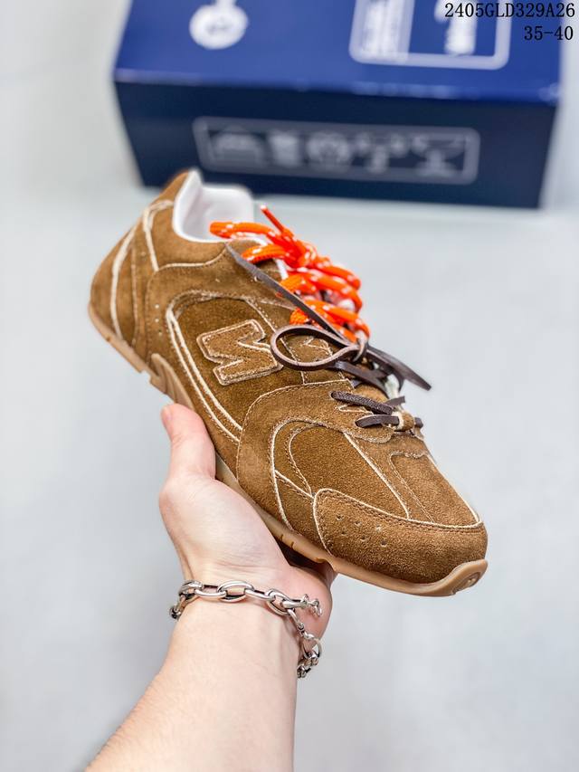 Miumiu X New Balance 530系列 意大利奢侈品牌 缪缪联名款低帮经典复古休闲运动慢跑鞋 鞋款采用解构和轻盈的设计，彷旧的布料包覆着 New