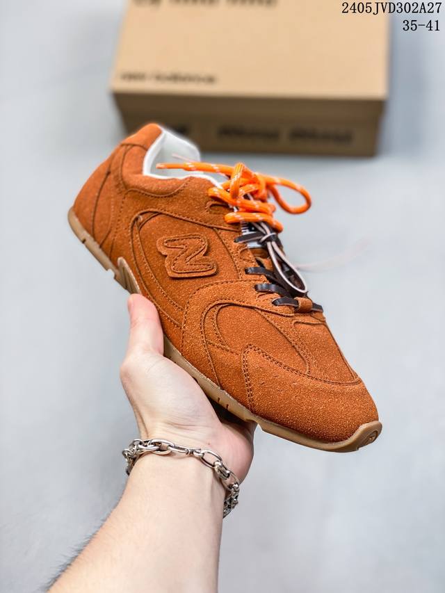 Miumiu X New Balance 530系列 意大利奢侈品牌 缪缪联名款低帮经典复古休闲运动慢跑鞋 鞋款采用解构和轻盈的设计，彷旧的布料包覆着 New