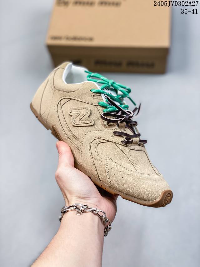 Miumiu X New Balance 530系列 意大利奢侈品牌 缪缪联名款低帮经典复古休闲运动慢跑鞋 鞋款采用解构和轻盈的设计，彷旧的布料包覆着 New