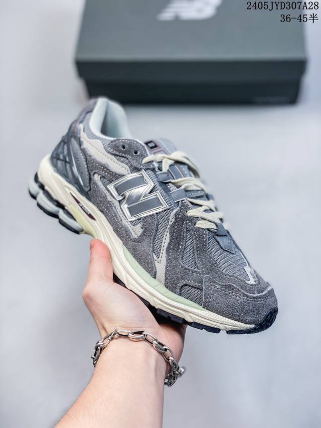 新百伦 New Balance M1906系列 复古运动鞋单品宝藏老爹鞋款。作为nb最经典的档案鞋型之一，与2002一样，1906有着nb最成熟的技术加持和复古