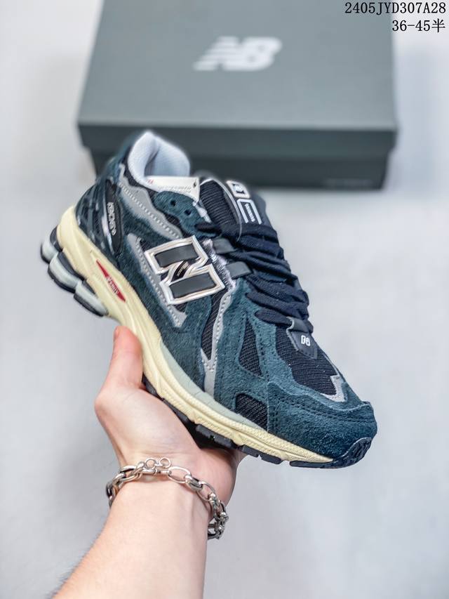 新百伦 New Balance M1906系列 复古运动鞋单品宝藏老爹鞋款。作为nb最经典的档案鞋型之一，与2002一样，1906有着nb最成熟的技术加持和复古