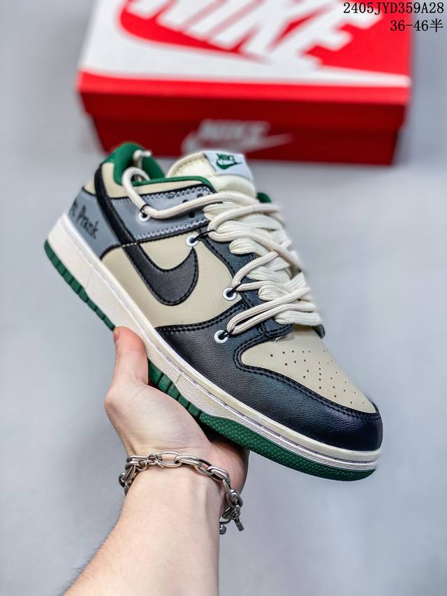 公司级 耐克 Nike Dunk Low 运动鞋复古解构绑带滑板鞋 作为 80 年代经典篮球鞋款，起初专为硬木球场打造，后来成为席卷街头的时尚标杆，现以经典细节