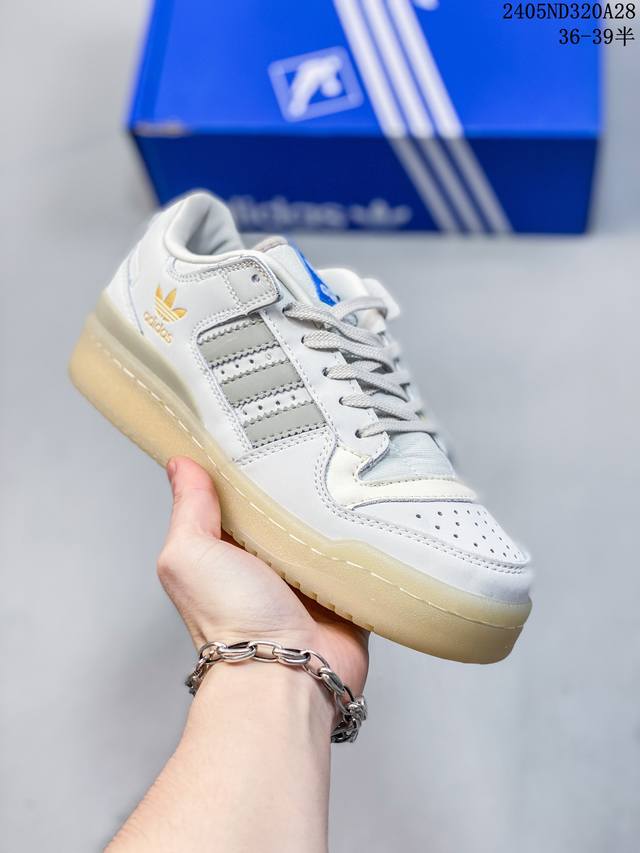 特价原盒头层 阿迪达斯 84款 魔术贴 Adidas Originals Forum 84 Low 低帮百搭潮流休闲运动板鞋。以复古篮球鞋的外形为基础，采用皮革