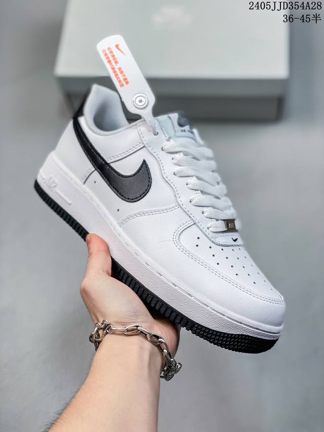 公司级耐克nike Air Force 1 Low 空军一号低帮百搭休闲运动板鞋。柔软、弹性十足的缓震性能和出色的中底设计，横跨复古与现代的外型结合，造就出风靡