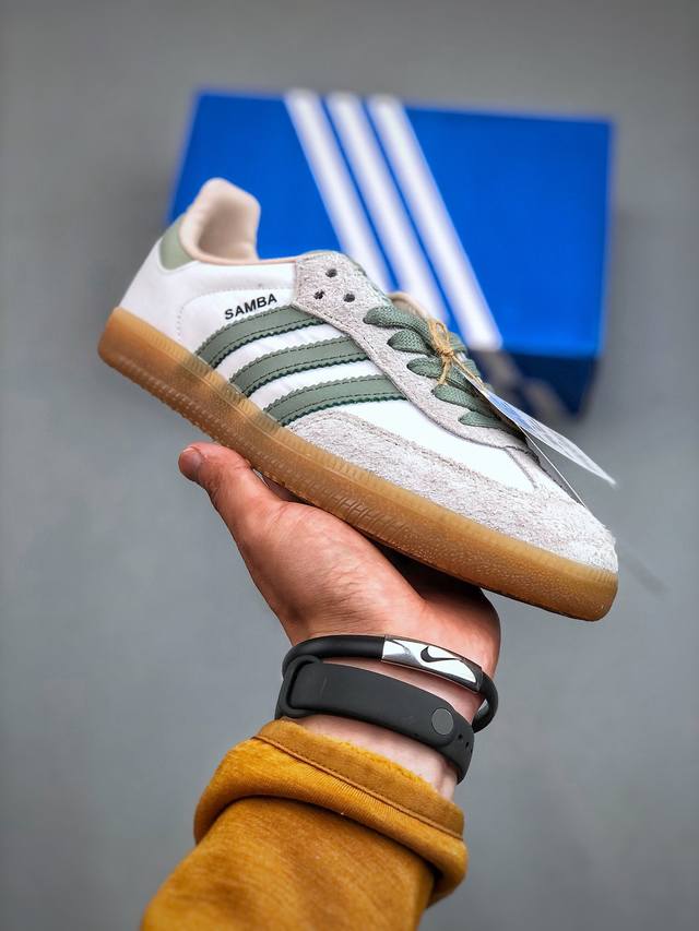 E Adidas Samba W 抹茶绿复古桑巴板鞋大厂出品这款桑巴鞋展示了高质量的工艺 带有装饰的超锁缝制和无缝的手感 柔软、柔软的皮革造型和标志性的3条纹完