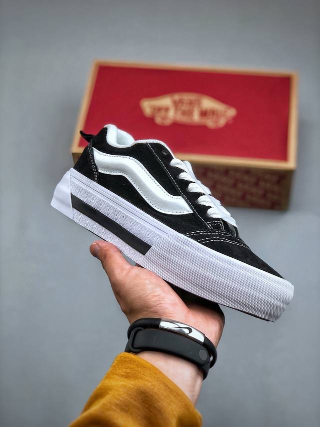 万斯 Vans Knu-Skool Vr3 Lx 面包鞋。坎普尔 茱利安系列低帮复古硫化休闲运动板鞋“肥胖版大logo”要说整个2023年最为热门的鞋型之一，