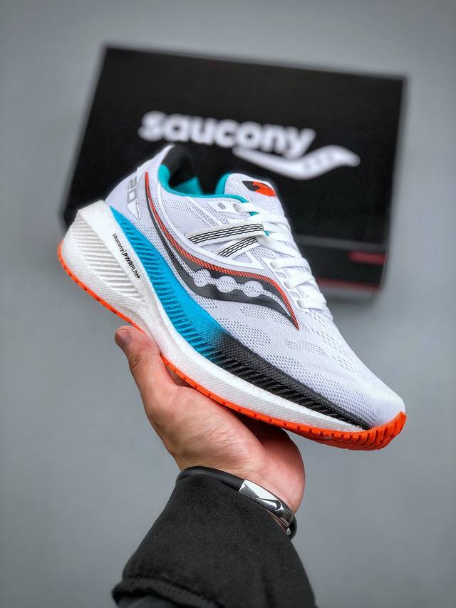 Saucony Triumph 20 索康尼胜利20代旗舰级缓震型跑鞋 性能相比前几代再升级：鞋面采用全新升级的工学网设计 贴合脚部更透气 中底部分使用最新的p