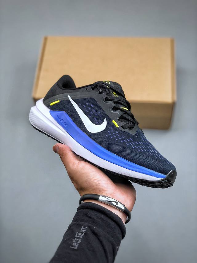 Nike Air Zoom Winflo V10 登月网面透气专业跑步鞋 采用直观设计 不论训练还是慢跑 皆可助你提升跑步表现 轻薄鞋面适合四季穿着 堪称跑步常