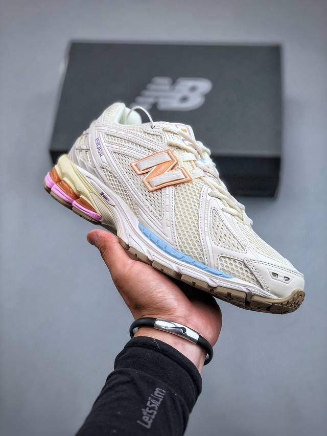 E New Balance Nb新百伦系列复古老爹风休闲运动慢跑鞋 采用轻质牛剖革拼接透气网眼衬垫织物鞋面材质 T-Beam大底提供足步弓支撑 保持步态稳定 后