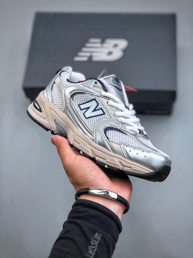 New Balance 530 复古跑鞋头层版本 区分市面其他版本 这双鞋确实是nb家经典复古款式之一，以全新科技诠释，成功打造530鞋款。鞋面在保持530基本