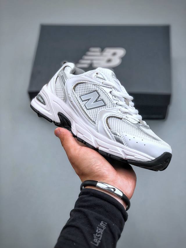 New Balance 530 复古跑鞋头层版本 区分市面其他版本 这双鞋确实是nb家经典复古款式之一，以全新科技诠释，成功打造530鞋款。鞋面在保持530基本