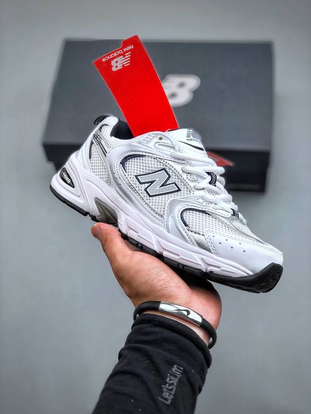 New Balance 530 复古跑鞋头层版本 区分市面其他版本 这双鞋确实是nb家经典复古款式之一，以全新科技诠释，成功打造530鞋款。鞋面在保持530基本