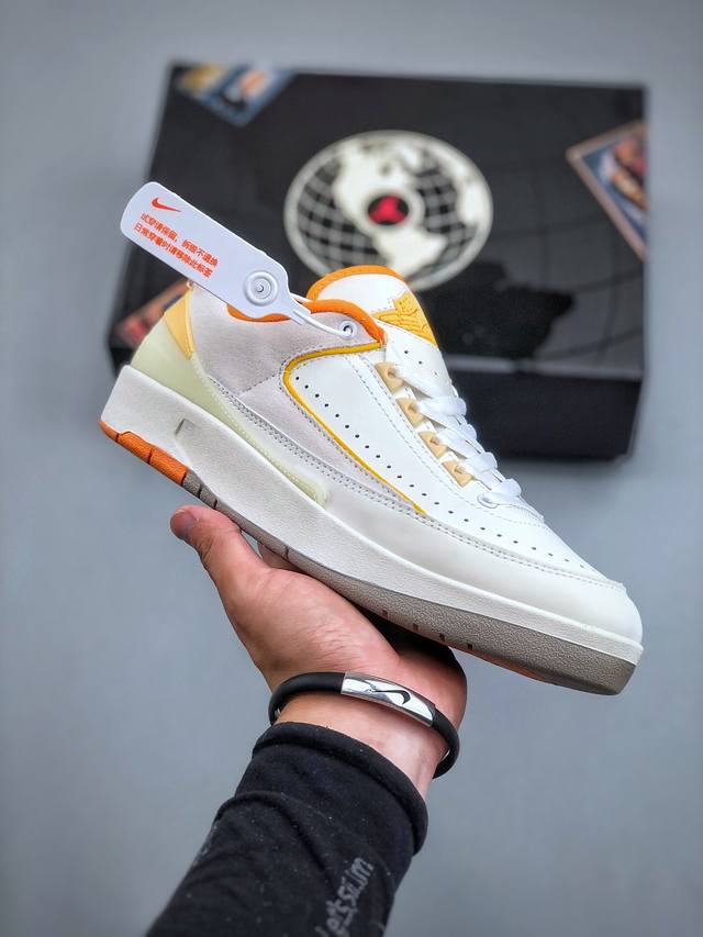 E Air Jordan Aj2 Low Sp 全新配色乔2芝加哥配色联名款篮球鞋 这双鞋还开创性的使用了透明材质来打造成中底粉化的效果相信即便是 Og 鞋头也