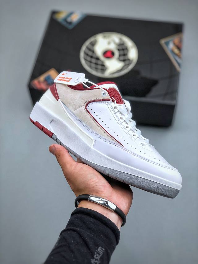 E Air Jordan Aj2 Low Sp 全新配色乔2芝加哥配色联名款篮球鞋 这双鞋还开创性的使用了透明材质来打造成中底粉化的效果相信即便是 Og 鞋头也