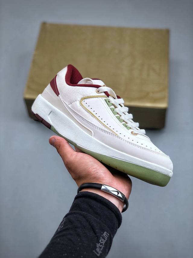 E Air Jordan Aj2 Low Sp 全新配色乔2芝加哥配色联名款篮球鞋 这双鞋还开创性的使用了透明材质来打造成中底粉化的效果相信即便是 Og 鞋头也