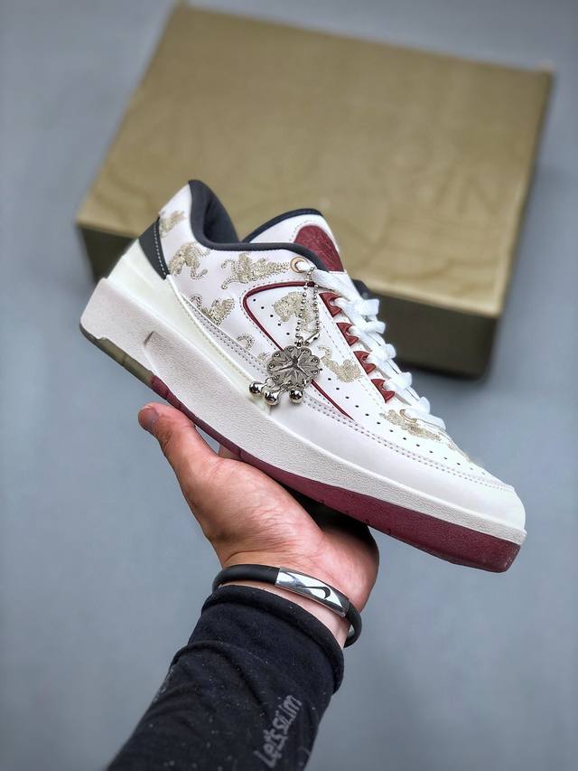 E Air Jordan Aj2 Low Sp 全新配色乔2芝加哥配色联名款篮球鞋 这双鞋还开创性的使用了透明材质来打造成中底粉化的效果相信即便是 Og 鞋头也