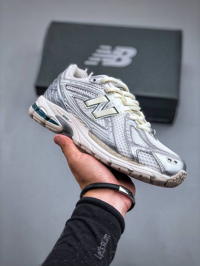 E New Balance 1906系列复古老爹风休闲运动慢跑鞋 #采用轻质牛剖革拼接透气网眼衬垫织物鞋面材质 T-Beam大底提供足步弓支撑，保持步态稳定 后