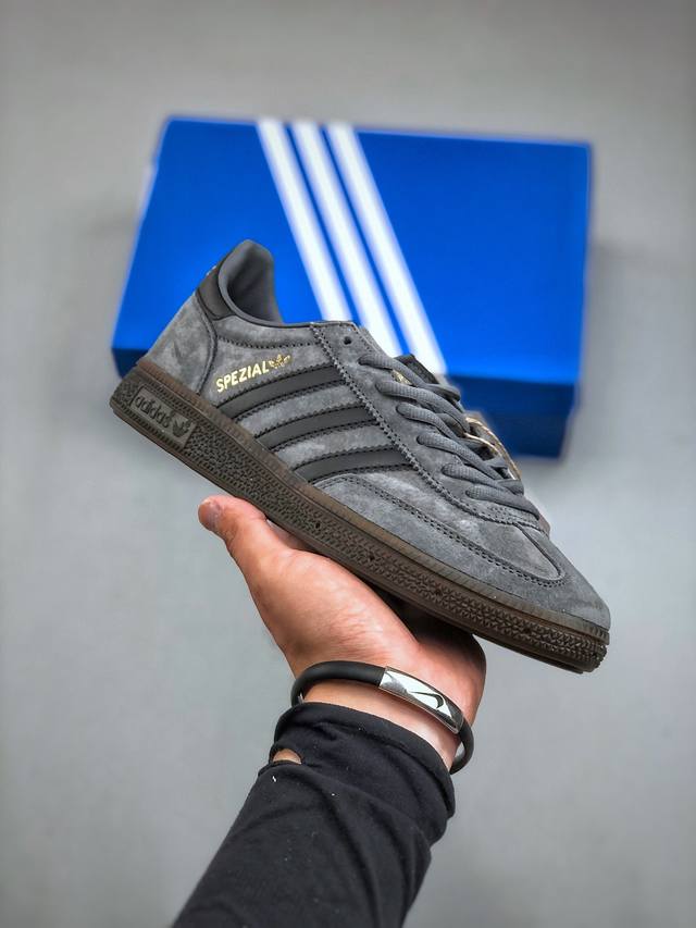 Adidas Handball Spezial 鞋舍感应韩国鬼佬指定订单。 Adidas Handball Spezial， 选用黑色麂皮制作鞋身，附装饰鞋侧三