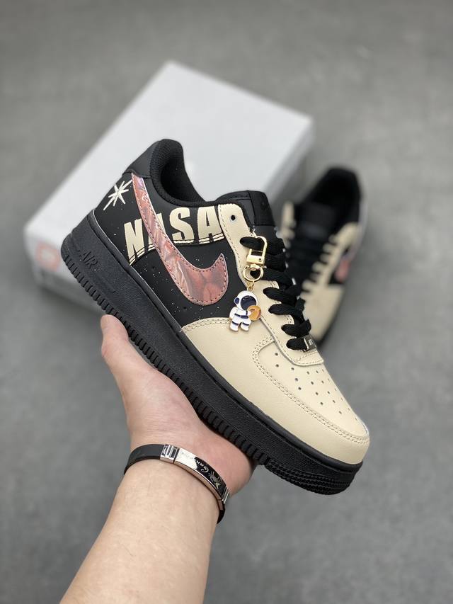 Nike Air Force 1 Low 空军一号低帮百搭休闲运动板鞋。柔软、弹性十足的缓震性能和出色的中底设计，横跨复古与现代的外型结合，造就出风靡全球三十多