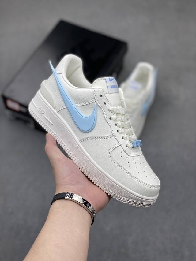 Ambush Xnike Air Force1 Low 全身采用皮革打造 秋冬季节必备 饰有ambush Dunks的超大swoosh标志 其他细节包括ambu