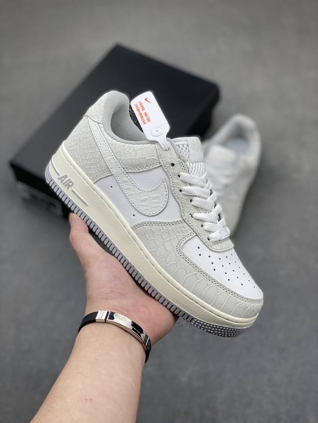 Nike Air Force 1 ’07 Low 空军一号低帮百搭休闲运动板鞋。柔软、弹性十足的缓震性能和出色的中底设计，横跨复古与现代的外型结合，造就出风靡全