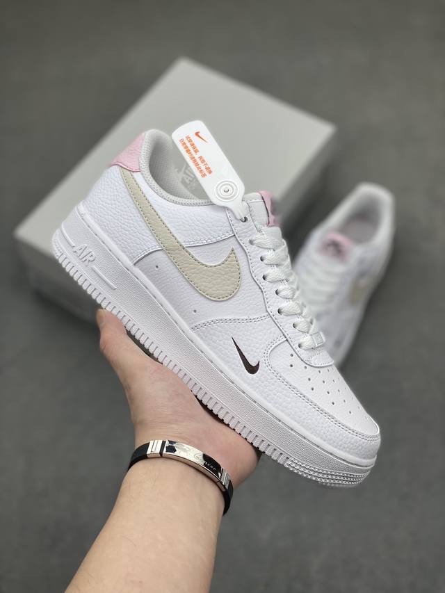 Nike Air Force 1 ’07 Low 空军一号低帮百搭休闲运动板鞋。柔软、弹性十足的缓震性能和出色的中底设计，横跨复古与现代的外型结合，造就出风靡全