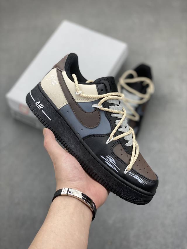 Nike Air Force 1 Low 空军一号低帮百搭休闲运动板鞋。柔软、弹性十足的缓震性能和出色的中底设计，横跨复古与现代的外型结合，造就出风靡全球三十多