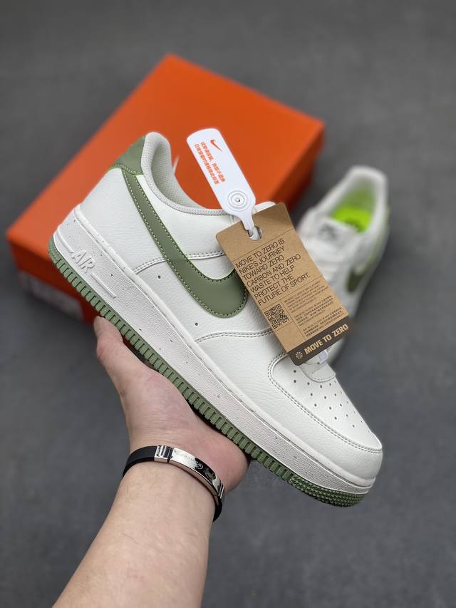 Nike Air Force 1 ’07 Low 空军一号低帮百搭休闲运动板鞋。柔软、弹性十足的缓震性能和出色的中底设计，横跨复古与现代的外型结合，造就出风靡全