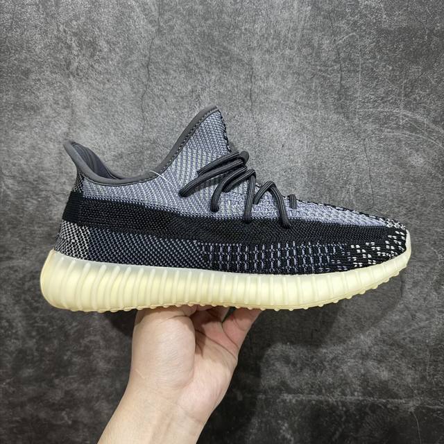 顶级巴斯夫 Yeezy 350 Boost V2 阿迪达斯椰子350二代 全新黑白奥利奥 Fz5000 整双鞋以编织鞋面打造，视觉上比前一代更具层次感。侧透部分