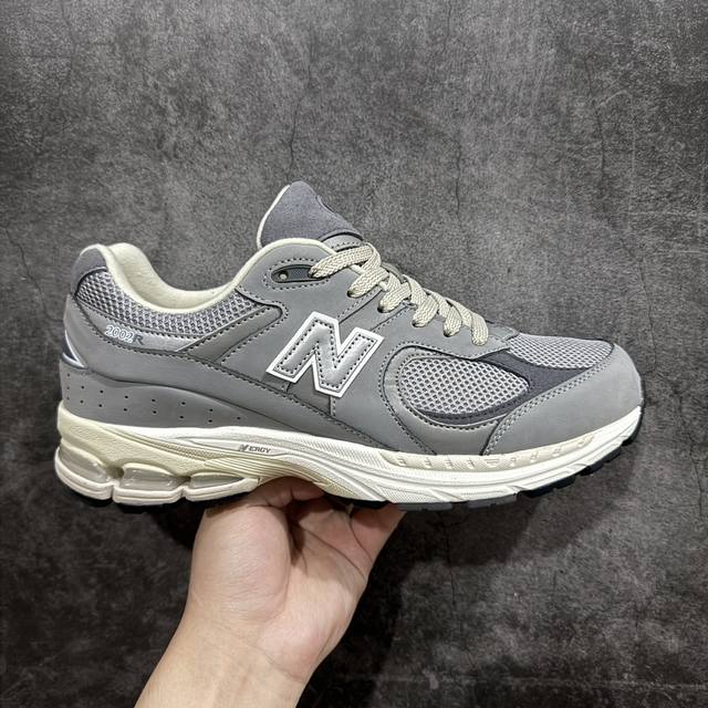 R版 New Balance 2R 灰色 新百伦经典配色 沿袭了面世之初的经典科技，以encap中底配以升级版n-Ergy缓震物料。鞋面则采用特色的柔软麂皮搭以