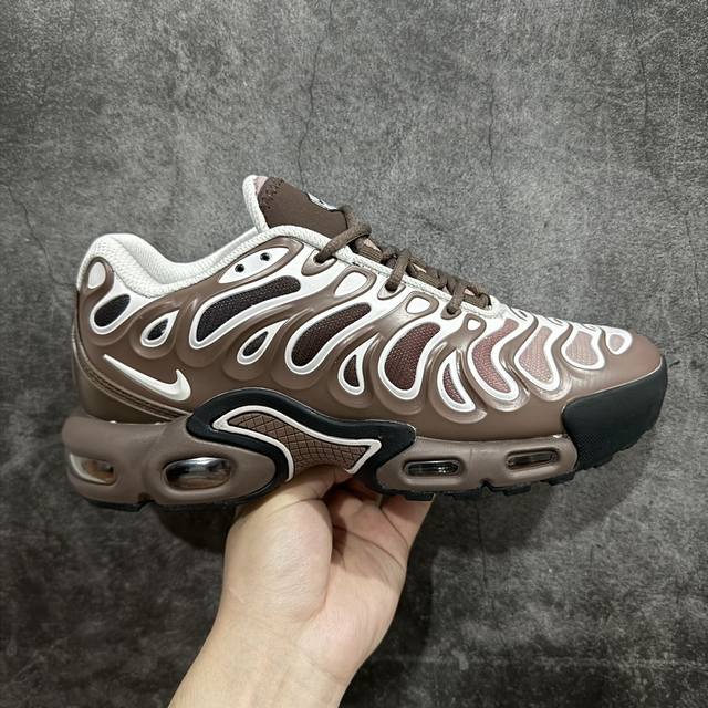 公司级 Nk Air Max Plus Drift 复古气垫跑鞋 Fd4290-004 中底造型大部分保留 仅在前段追加了加固上翻 鞋面的经典轮廓得以重塑 带来