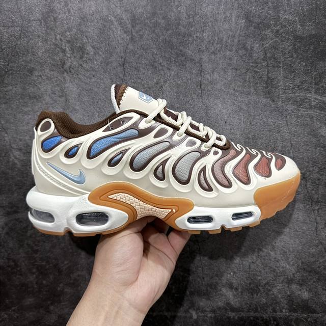 公司级 Nk Air Max Plus Drift 复古气垫跑鞋 Fd4290-001 中底造型大部分保留 仅在前段追加了加固上翻 鞋面的经典轮廓得以重塑 带来