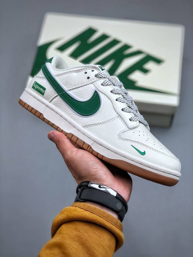 Supreme X Nike Dunk Low 米绿小勾此款主张打破传统的工业化流水线设计限制，以made By Ideas的超级创意为理念，集结众多潮流设计师