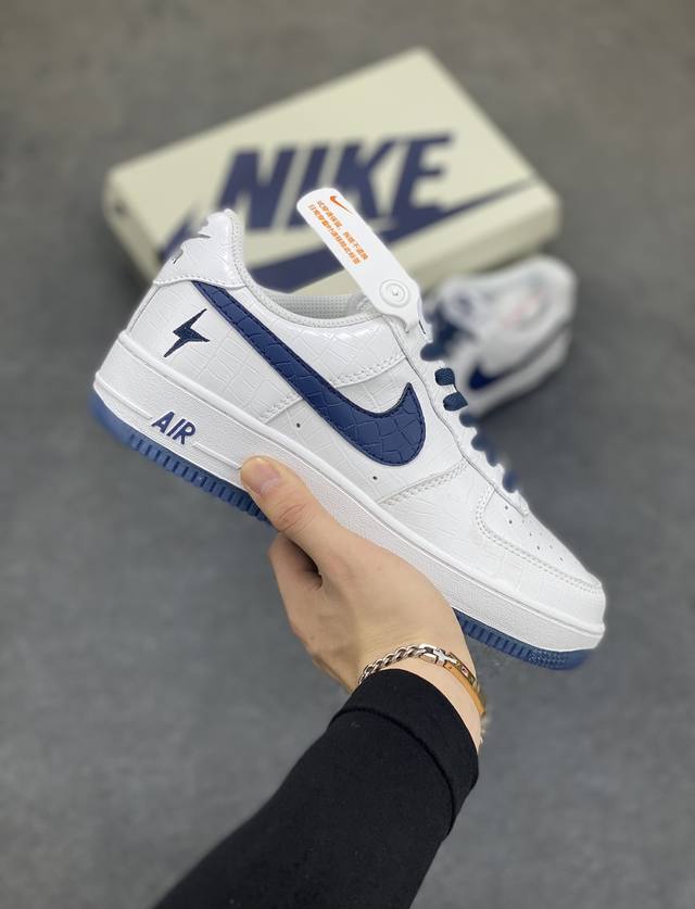 海外限量发售 公司级 Nike Air Force 1 Low Ladainian Tomlinson闪电队 白深蓝 低帮空军一号休闲板鞋 定制蛇纹皮料 水晶大