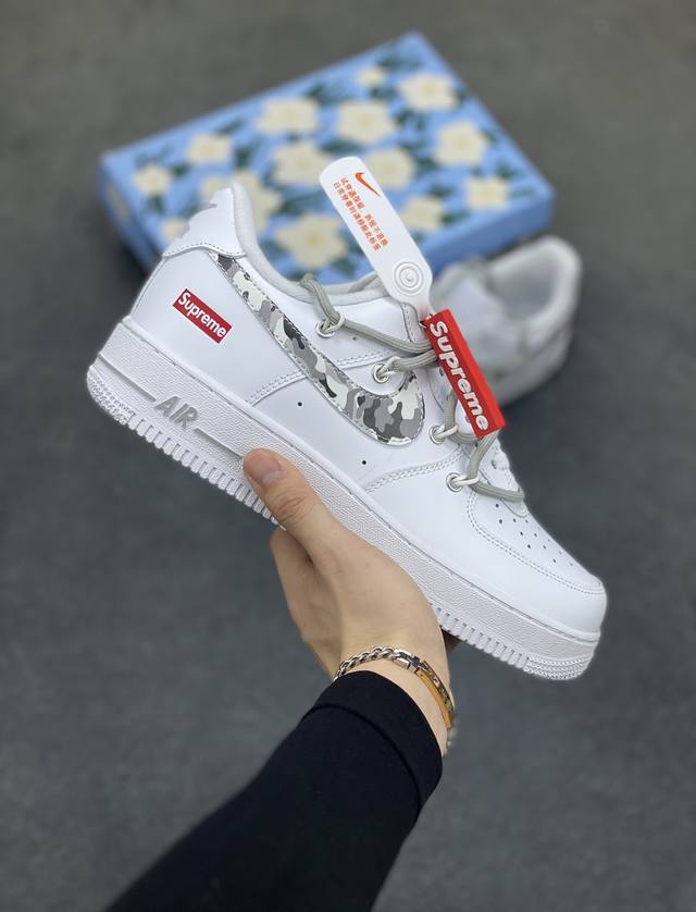 Supreme X Nk Air Force 1‘07 Low ”Box Logo“ 迷彩印花 空军一号低帮休闲板鞋 #采用全粒面皮革鞋面，带透气孔皮革鞋头面扳