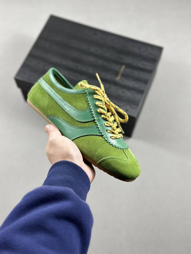 Dries Van Noten2024新款德训鞋，该鞋款的外观设计走在时尚前沿，简约休闲的风格适合日常穿搭，其独特的风格款式构成了品牌身份重要的一部分。材质:头