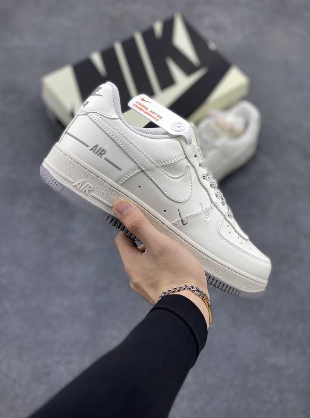 官方同步发售 原装版本 Nike Air Force 1 Low '07 “Nike”三勾系列 米灰满天星经典空军一号低帮休闲板鞋 3M反光 头成皮料 定制鞋盒