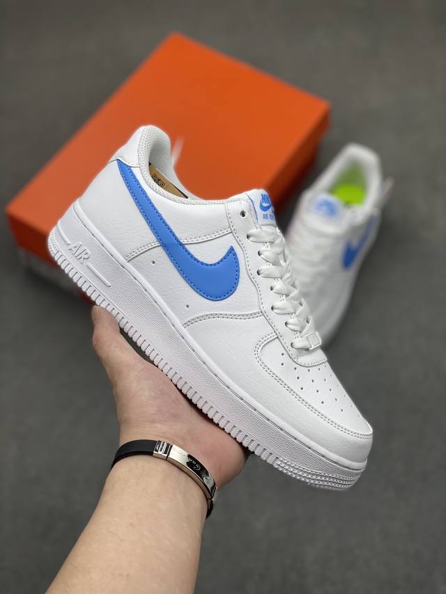 Nike Air Force 1 ’07 Low 空军一号低帮百搭休闲运动板鞋。柔软、弹性十足的缓震性能和出色的中底设计，横跨复古与现代的外型结合，造就出风靡全