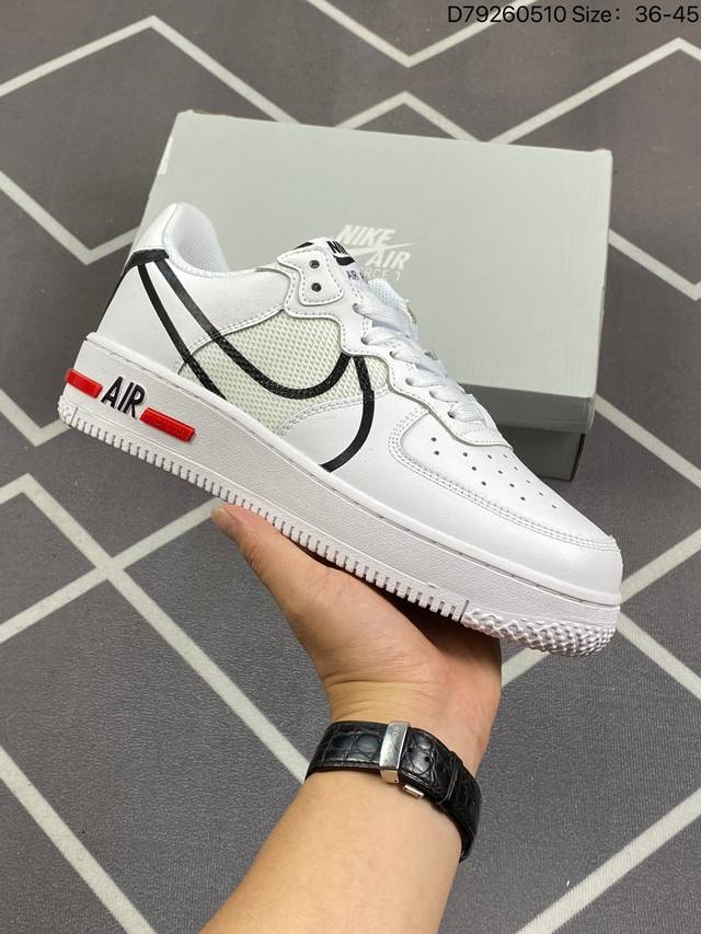 耐克 Nike Air Force 1 '07 Low 空军一号含气垫 低帮百搭厚底增高休闲运动板鞋。柔软、弹性十足的缓震性能和出色的中底设计，横跨复古与现代的