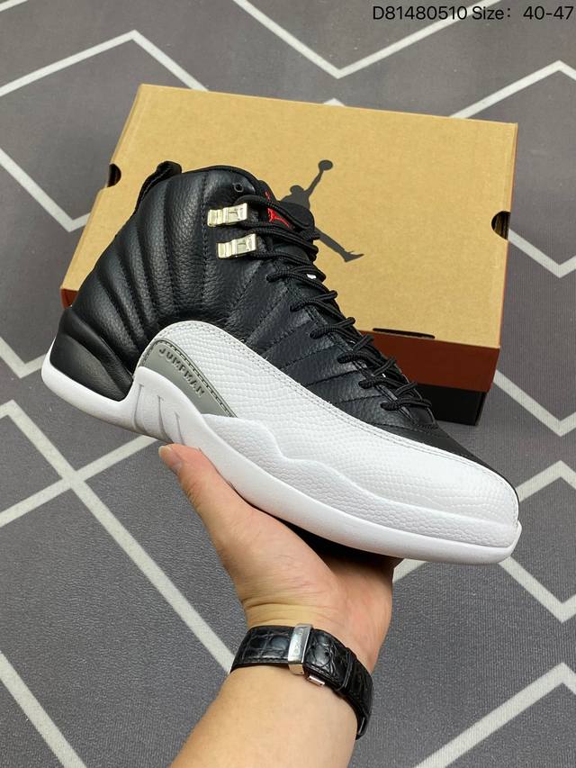 公司级版本 Aj12 Air Jordan 12 Retro Aj12 乔12黑黄 鞋面采用经典的黑蓝双色装饰 与早年乔丹本人上脚的病倒配色有着异曲同工之妙。细