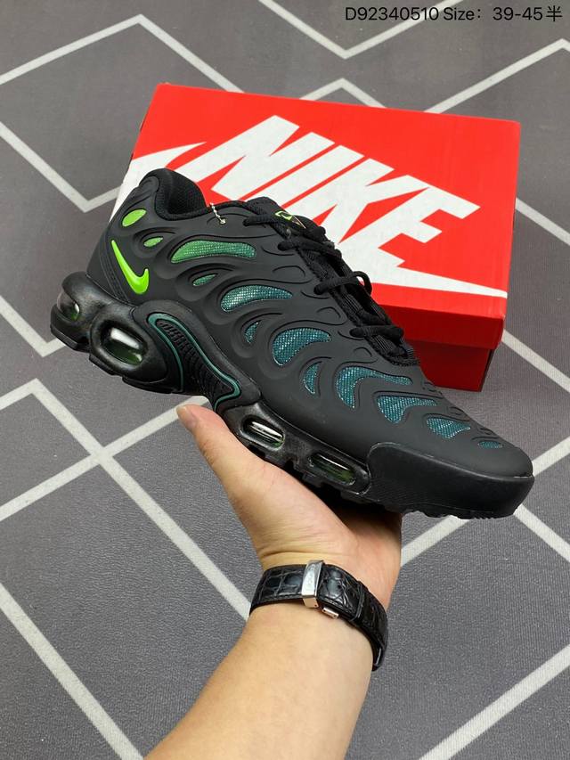 公司级耐克nike Air Maxplus Drift休闲气垫缓震跑步运动鞋 造型超讨喜！鞋面以帆布和织物材质包裹，保证了轻薄透气，更适合夏季穿着。鞋侧 鱼骨