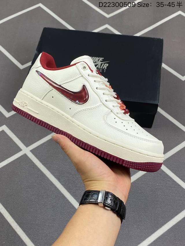 耐克 Nike Air Force 1 '07 Low 空军一号含气垫 低帮百搭厚底增高休闲运动板鞋。柔软、弹性十足的缓震性能和出色的中底设计，横跨复古与现代的