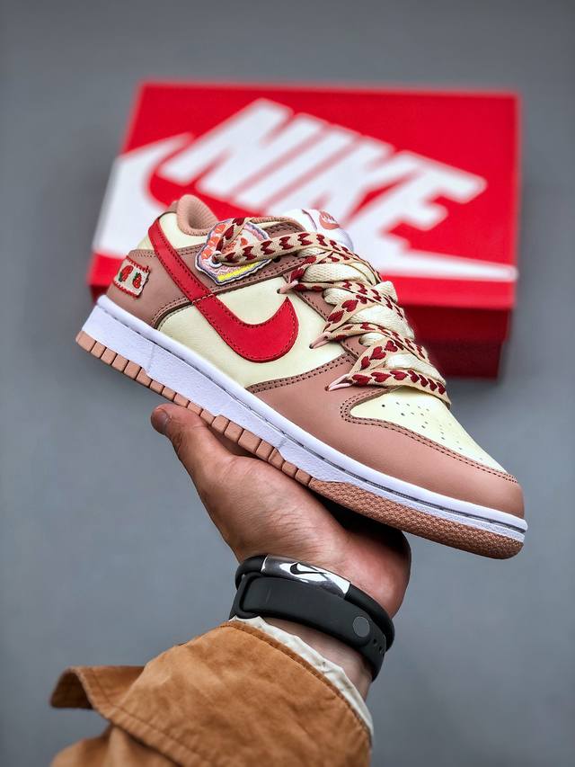 Nike Dunk Sb Low 圣诞节礼物 草莓蛋糕 Sb绑带低帮休闲板鞋 #配色以草莓蛋糕为创作灵感，鞋面用喷绘工艺更换成草莓蛋糕的配色。双重鞋带设计突出解