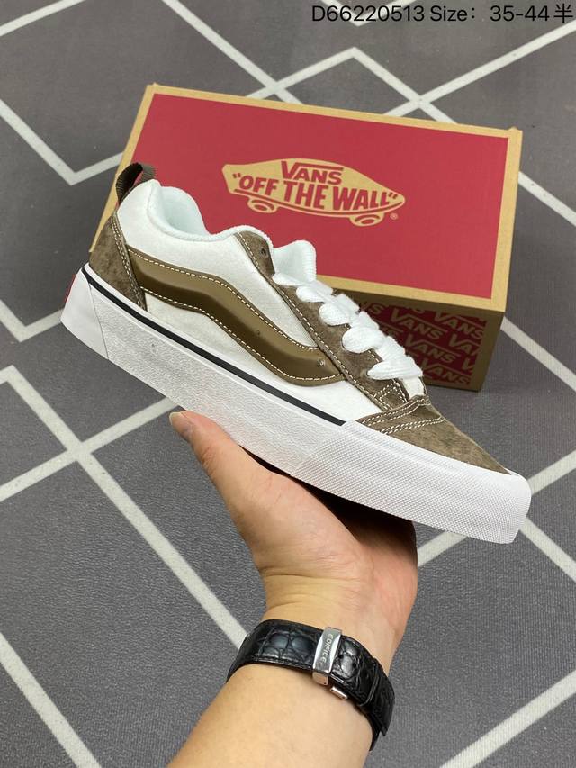 Vans Classics Knu Skool 苏格兰格纹拼接 厚鞋舌面包鞋 Vans联名超火的土豆鞋，复古经典，鞋头放大、包边上移加厚、鞋舌加厚。Vans C