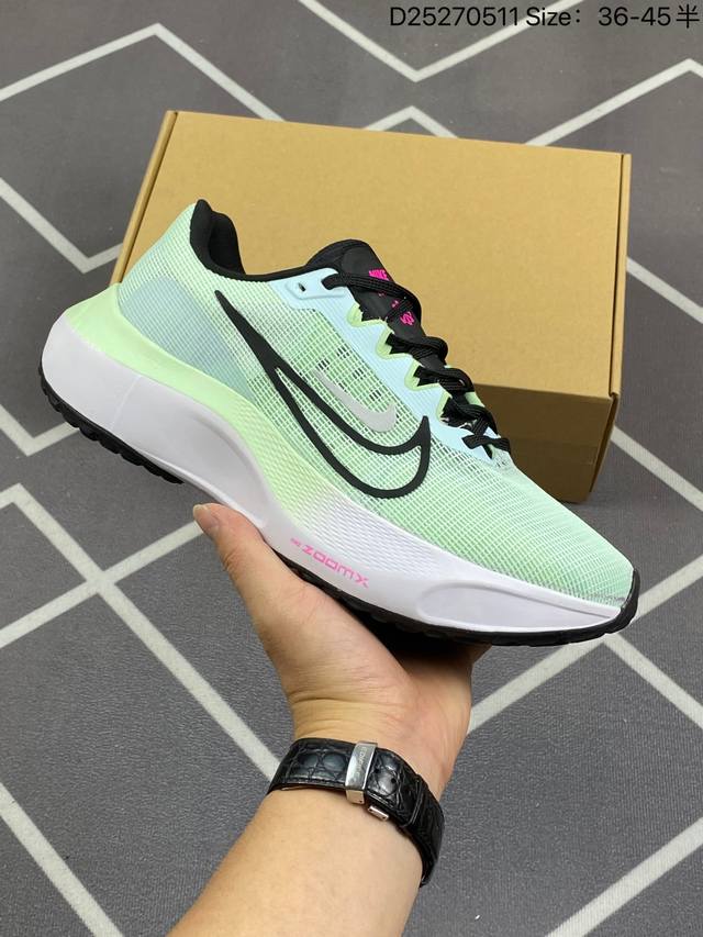 Nk Zoom Fly 5超轻跑步鞋 React 泡棉轻盈跑步鞋 公司级中底采用react技术 轻盈耐穿泡绵打造 跑步体验非常舒适 这款鞋相较于之前的 Zoom