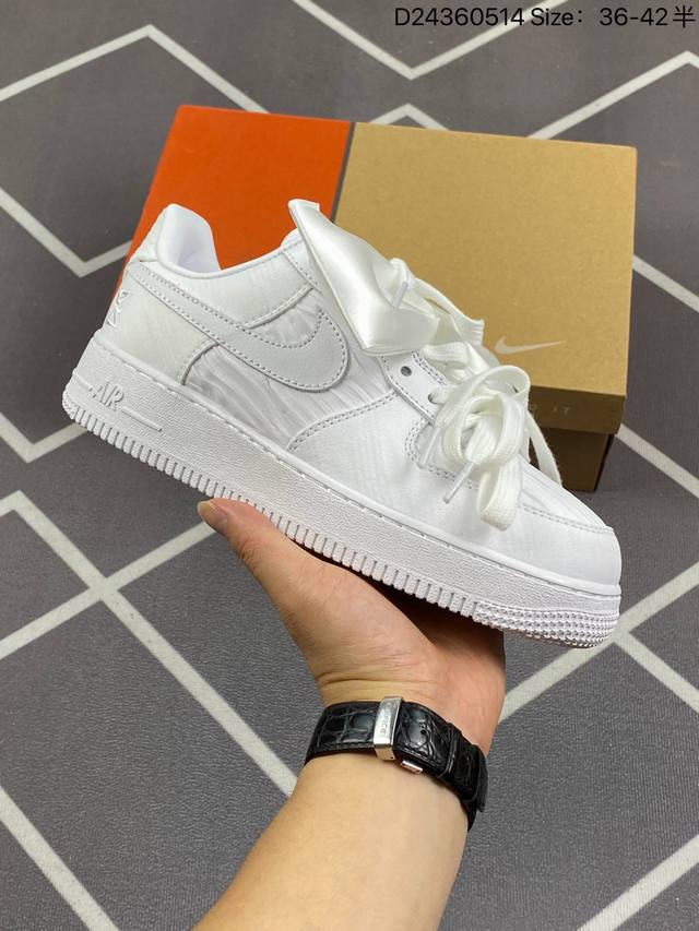 公司级耐克nike Wmns Air Force 1 ‘07 Lx Low”Triple White“空军一号经典低帮百搭休闲运动板鞋“白丝绸蝴蝶结”货号：Dv