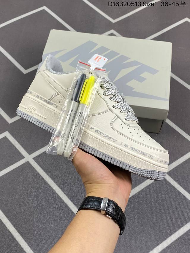 耐克nike Air Force 1 Low 空军一号低帮百搭休闲运动板鞋。柔软、弹性十足的缓震性能和出色的中底设计，横跨复古与现代的外型结合，造就出风靡全球三