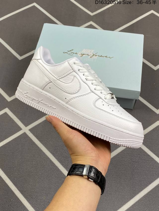 耐克nike Air Force 1 Low 空军一号低帮百搭休闲运动板鞋。柔软、弹性十足的缓震性能和出色的中底设计，横跨复古与现代的外型结合，造就出风靡全球三